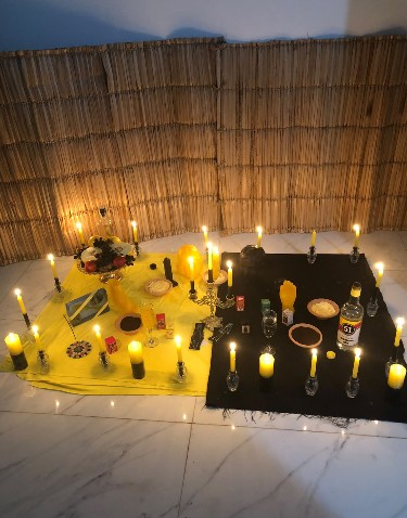 Equipe Reatar realizando ritual espiritual ao ar livre com velas acesas